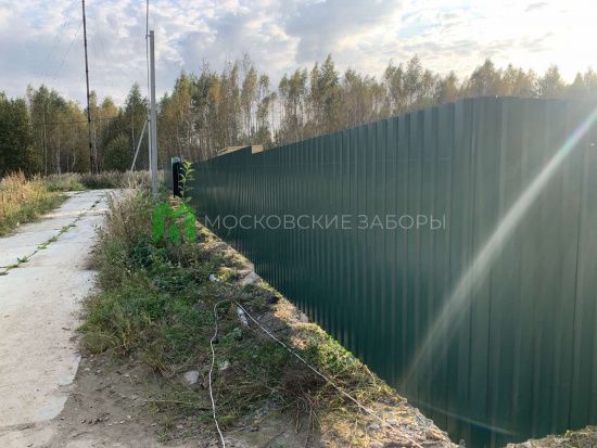 Фото забора из профнастила на 10 соток, Истринский р-н, г. Дедовск
