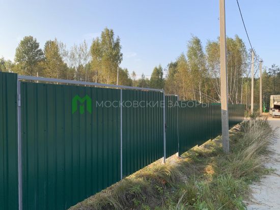 Фото забора из профнастила на 10 соток, Истринский р-н, г. Дедовск
